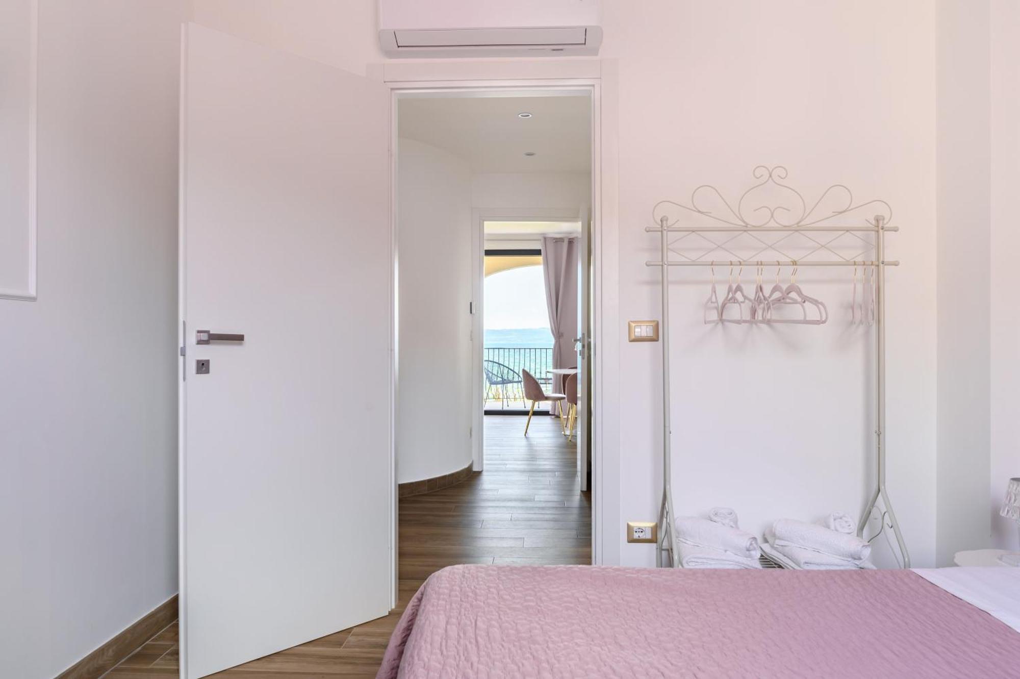 Casa Vacanze Maddalena - Palazzetto Sul Lago - Diamante Rosa Marta Exterior photo